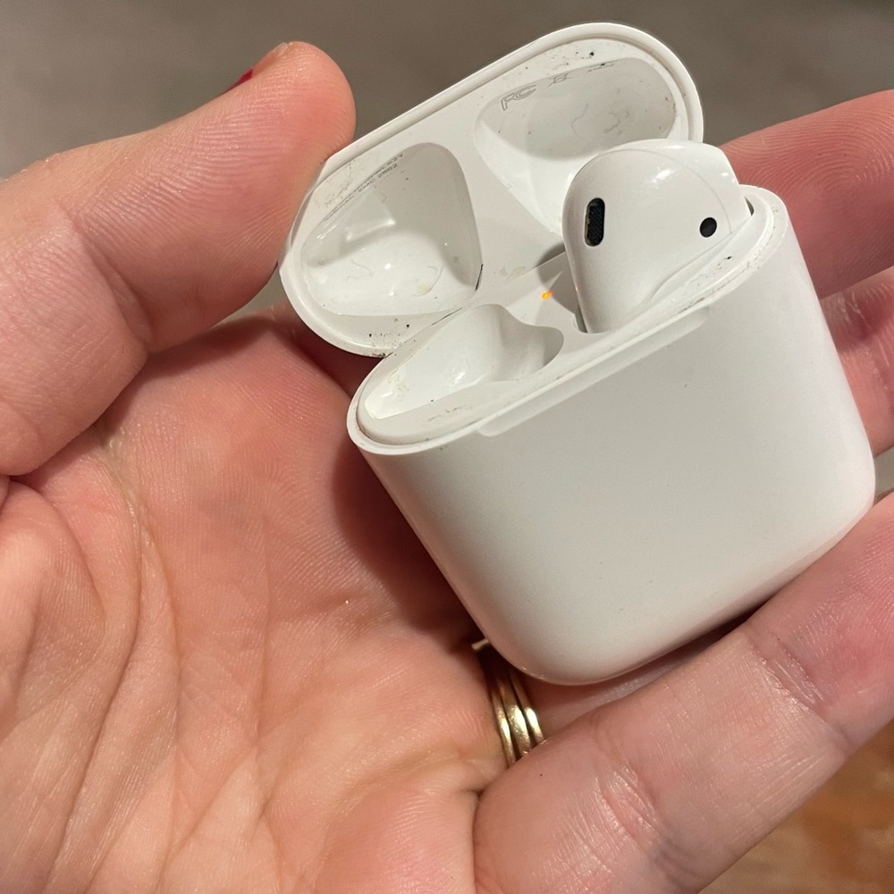 R AirPods 2nd Gen